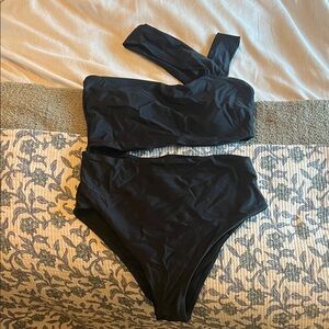 Black One-Shoulder Swimsuit